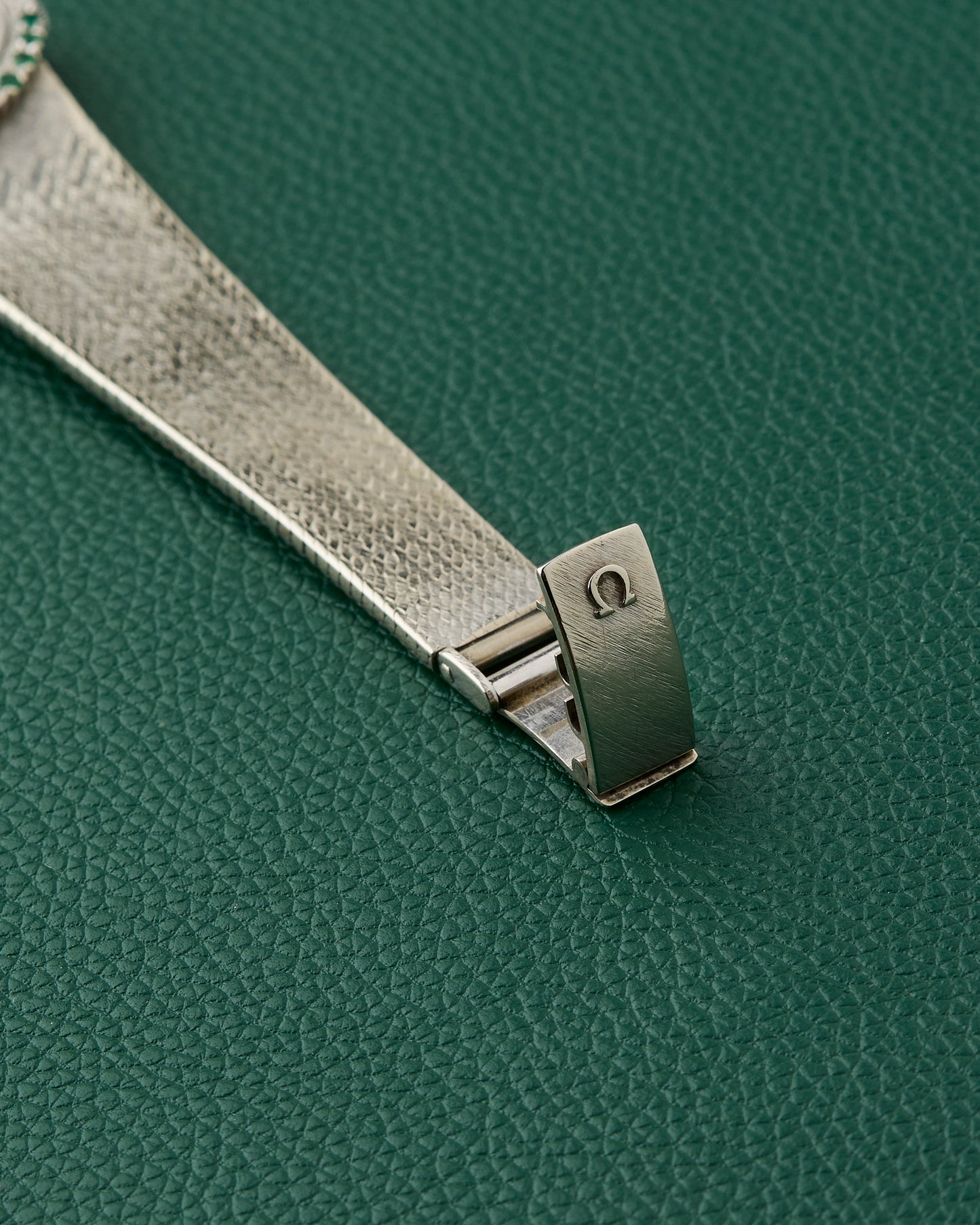 Omega Ref. 171BCF27P White Gold 18k Diamonds & Emeralds Cocktail Watch
