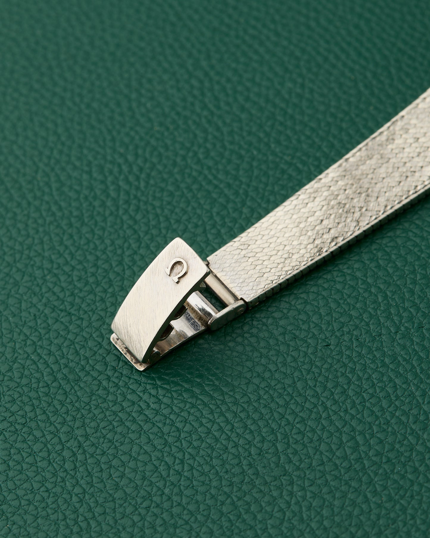 Omega Ref. 171BCF27P White Gold 18k Diamonds & Emeralds Cocktail Watch